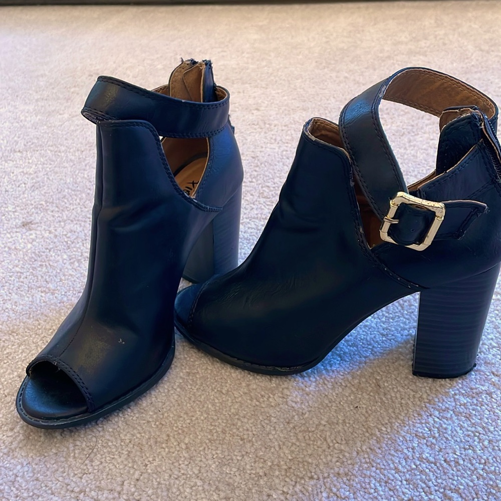 Fioni - heeled open toed booties - size 7
